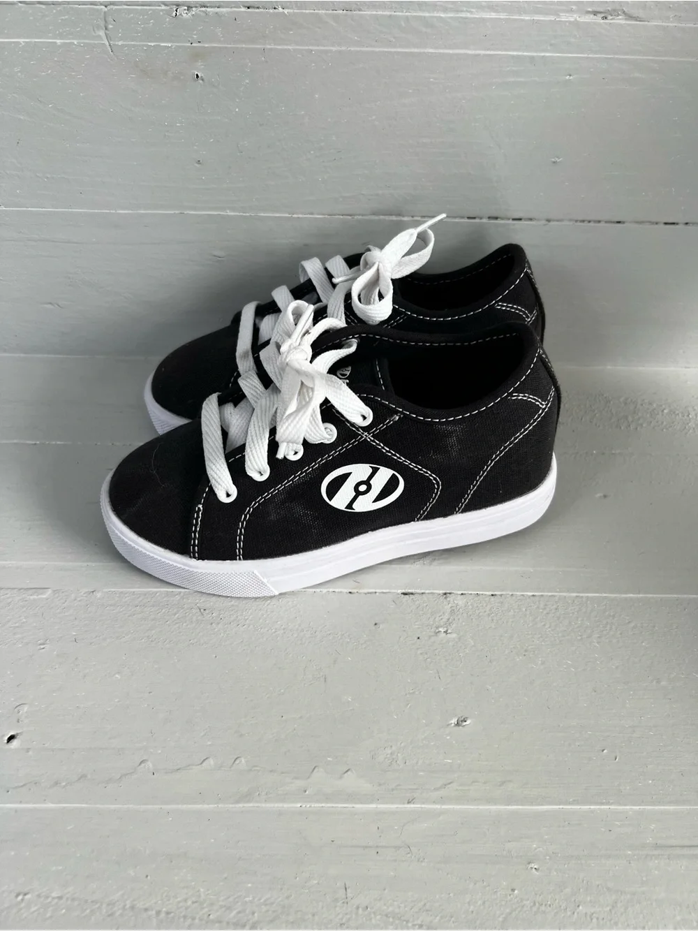 Heelys Shoes Youth Sz1 Canvas Low Top Black Roller Skate Sneakers HES10458 NOBOX